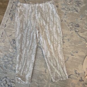 new directions Beige and White Abstract Capri Leggings